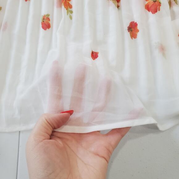 Fig and Flower Blouse Womens 2X White Red Floral Pleated Sheer Long Sleeve Top - Picture 5 of 9